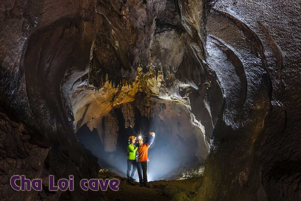 Trekking to explore Cha Loi cave in Quang Binh Trekking to explore Cha Loi cave in Quang Binh